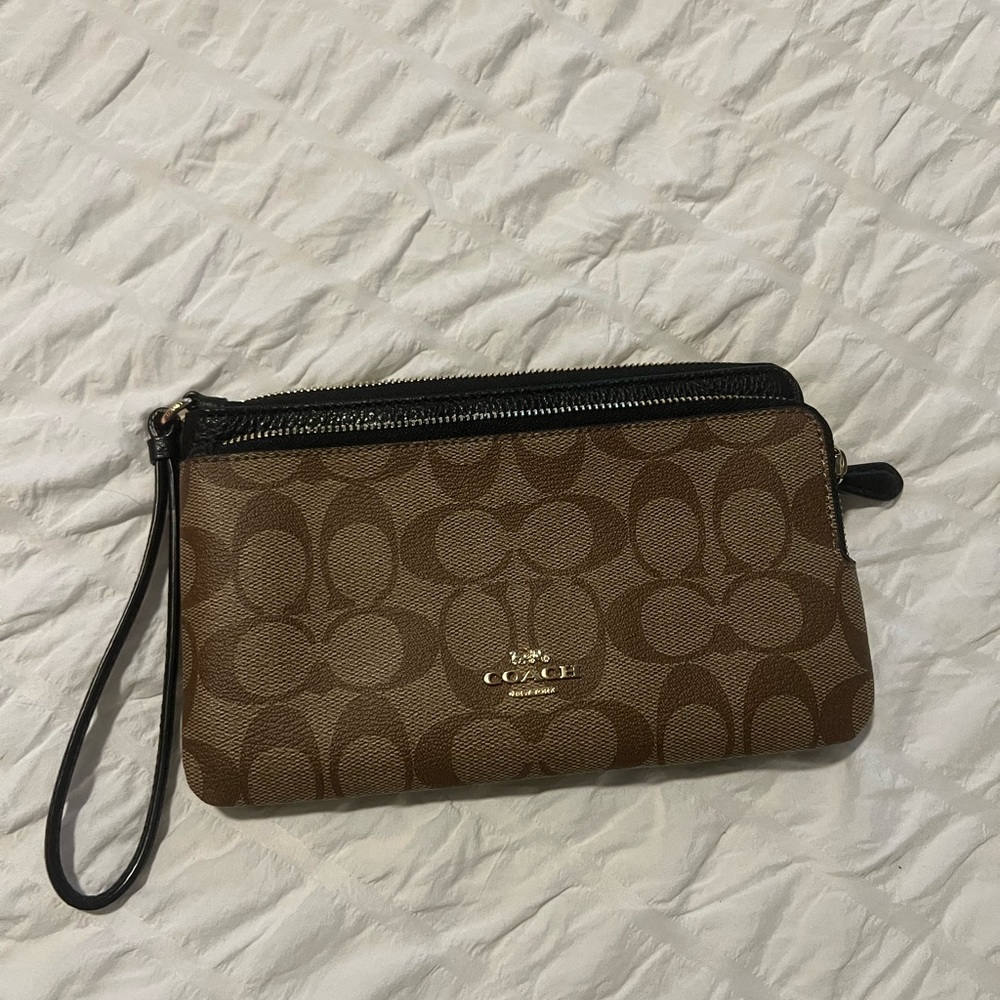 Coach wristlet approximately 8-9in